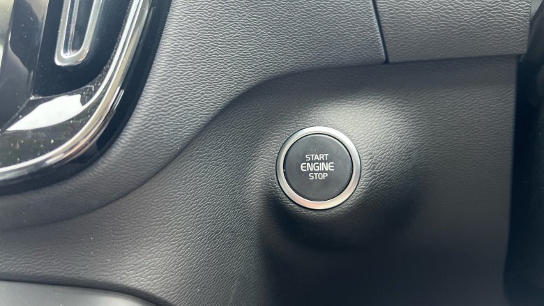 Volvo XC40 2.0 B3P Ultra Dark 5dr Auto Petrol Estate